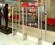 Противокражная система Odexpro Fashion Long , установленная в супермаркете